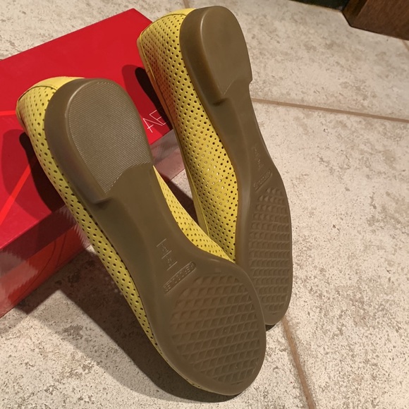 Aerosols Yellow-Green Flats - Picture 4 of 14